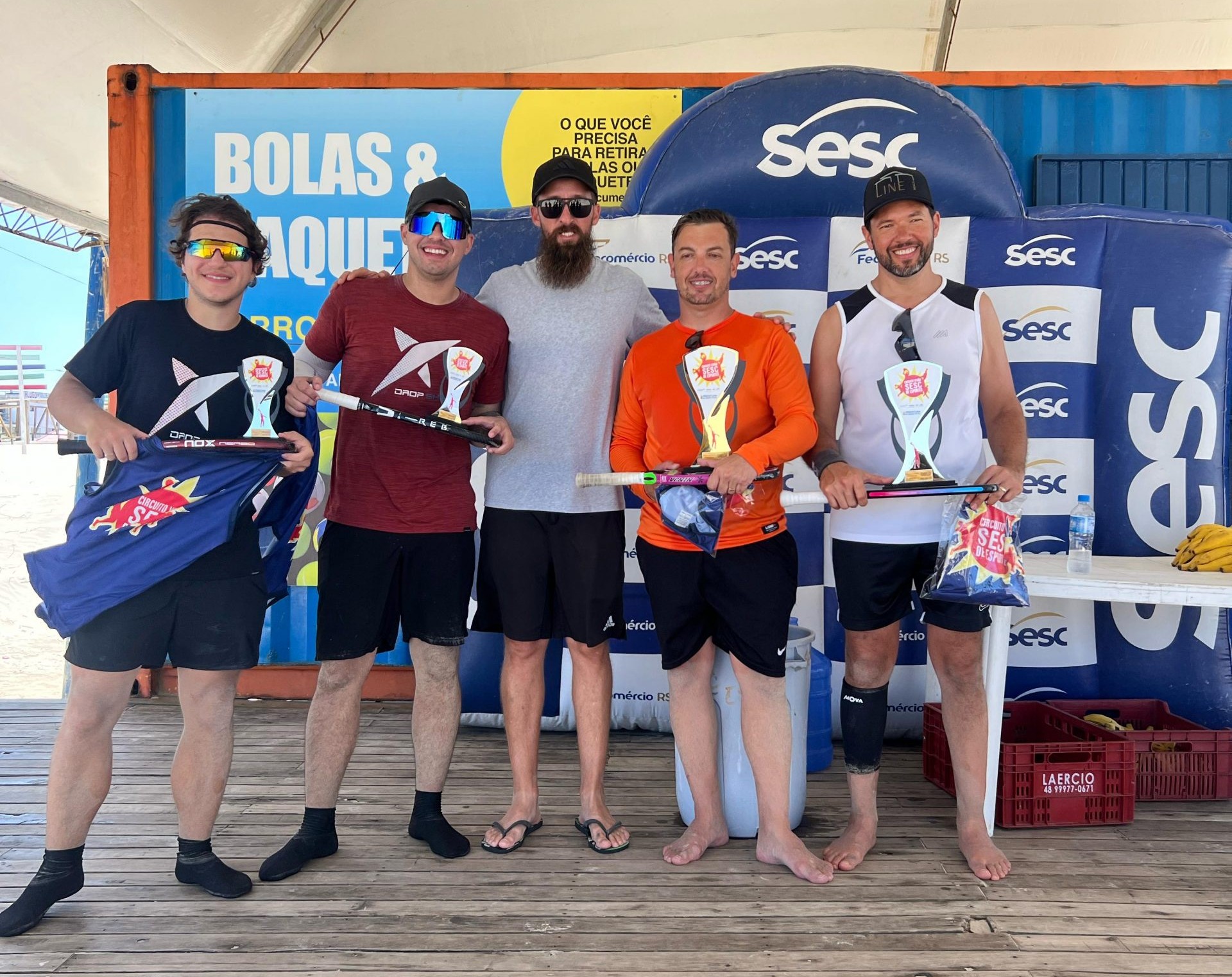Atletas competindo no Circuito de Beach Tennis em Arroio do Sal, com público animado ao fundo.