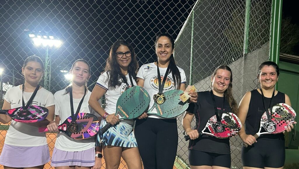 Atletas competindo na Etapa Maritur de Beach Tennis no Goioerê Clube de Campo.