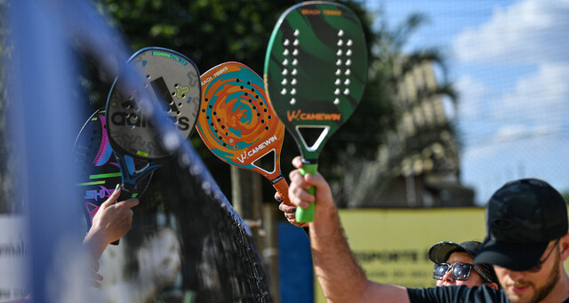 Jogadores competindo no MS Open de Beach Tennis em uma quadra de areia.