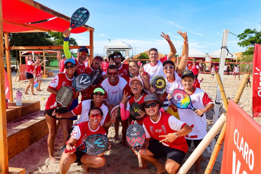 Atletas competindo no torneio de beach tennis Claro Verão Búzios.