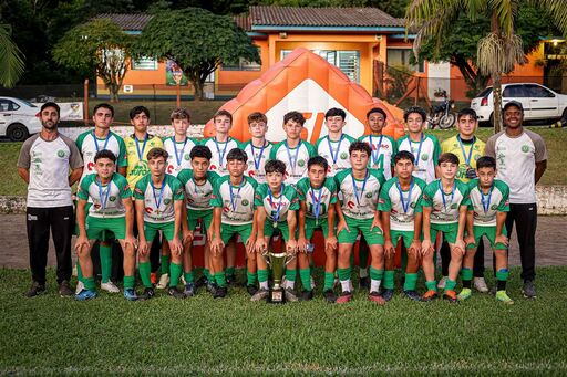 Crianças jogando futebol na Copa Santa Lúcia de Base, destacando o talento juvenil.
