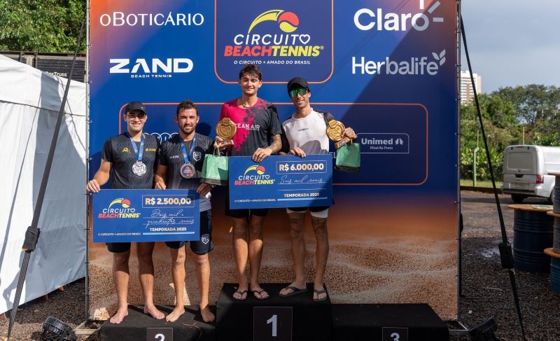 Jogadores de beach tennis competindo em Ribeirão Preto e Copacabana.