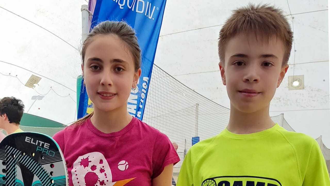 Nicola Ingravalle e Mirela De Souza Stabelini com suas medalhas de bronze no campeonato italiano de beach tennis.