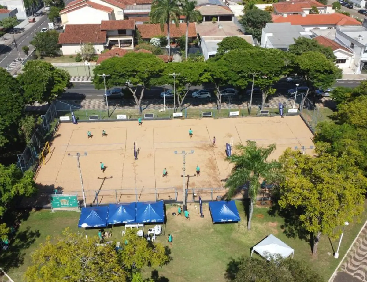 Jogadores de beach tennis competindo na areia durante a Copa Sesc.