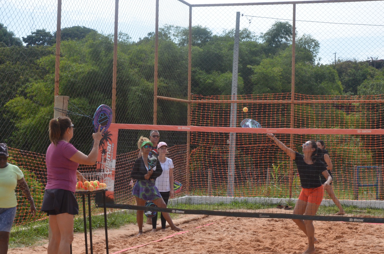 Participantes em aula de vôlei de praia e beach tennis no Parque dos Trabalhadores em Franca.