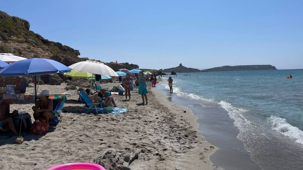 Área de beach tennis na costa del Sinis com novos chioschi ao fundo.