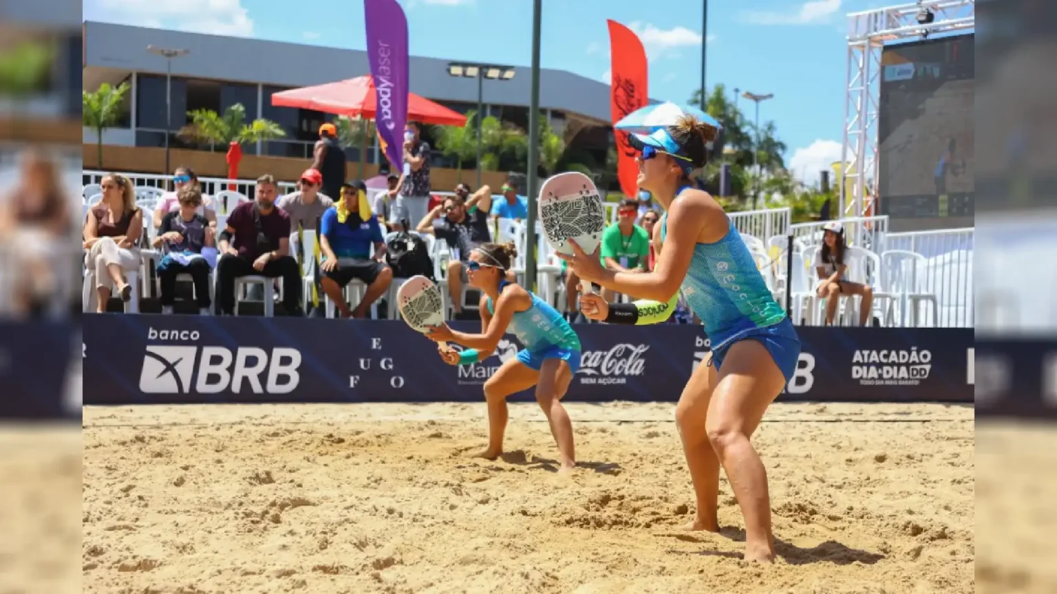 Jogadores de beach tennis competindo no torneio BT100 em Campo Grande.