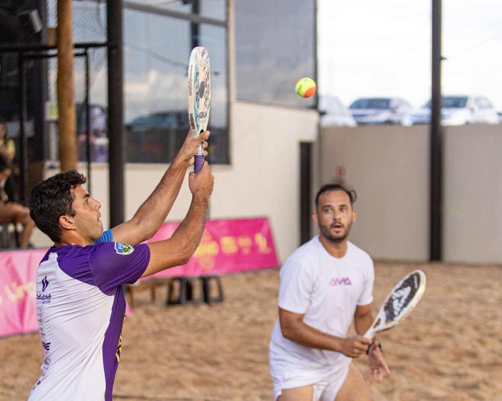 Jogadores competindo no Circuito Verano de Beach Tennis em Goiânia.