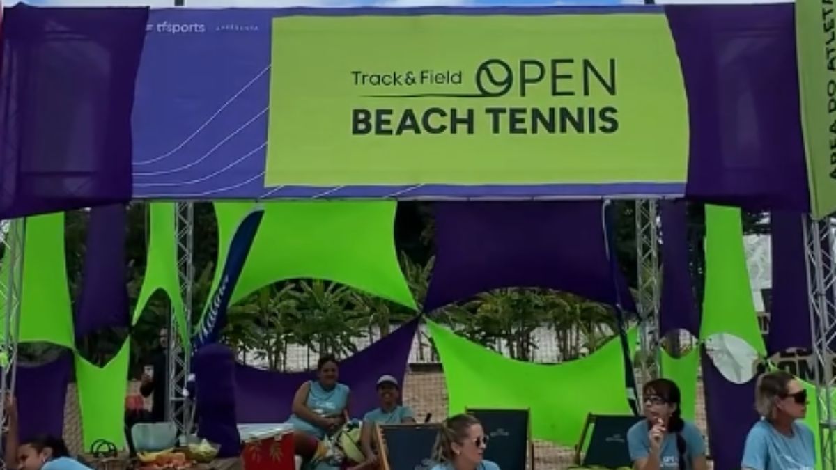 Atleta de beach tennis em ação durante o torneio em João Pessoa, destacando a importância da segurança no esporte.