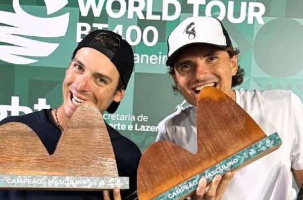 Jogadores competindo no torneio ITF BT400 de beach tennis no Rio de Janeiro.