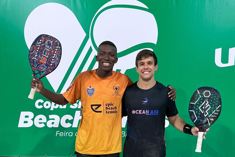 Atletas competindo no ITF BT 400 de beach tennis em Feira de Santana.