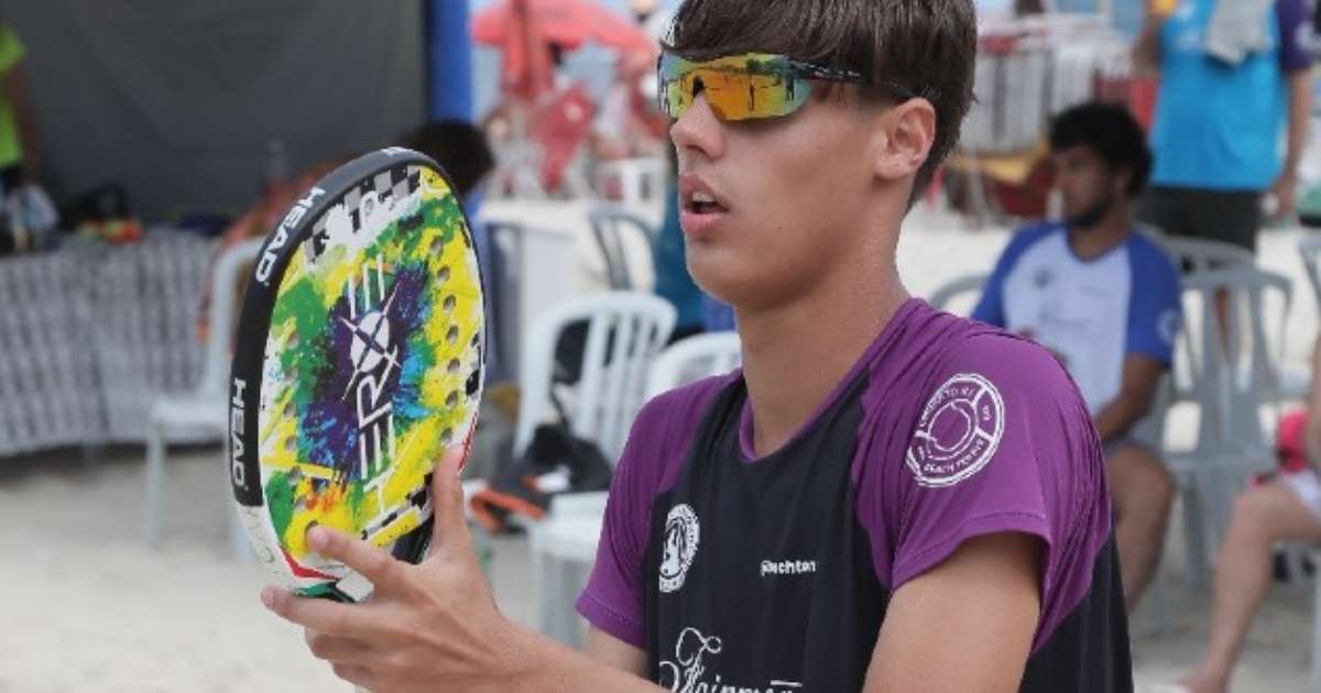 Atletas competindo no Circuito Fairmont de Beach Tennis em Copacabana.