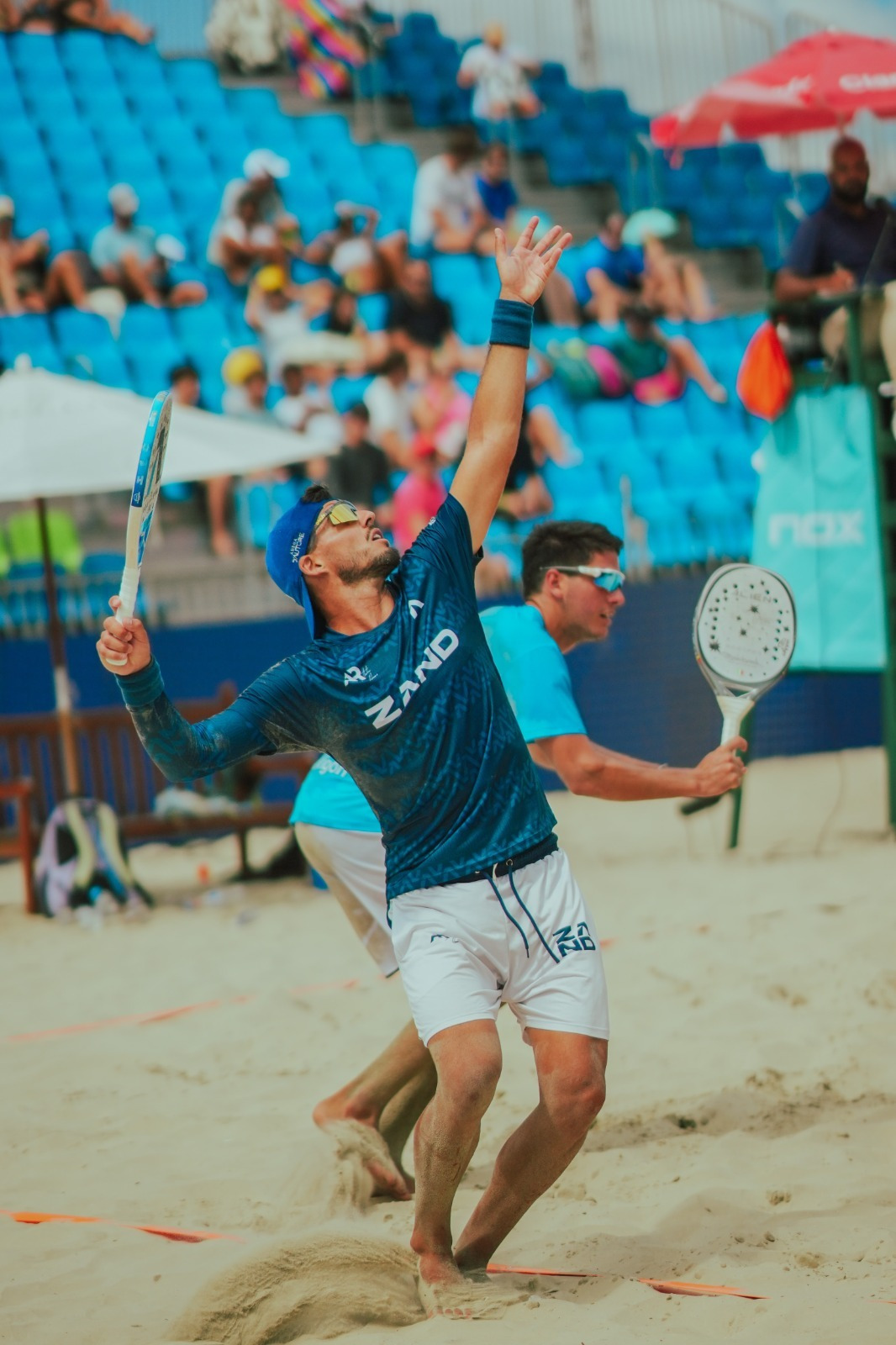 Atletas competindo no torneio BT 400 de beach tennis na Academia Smash.