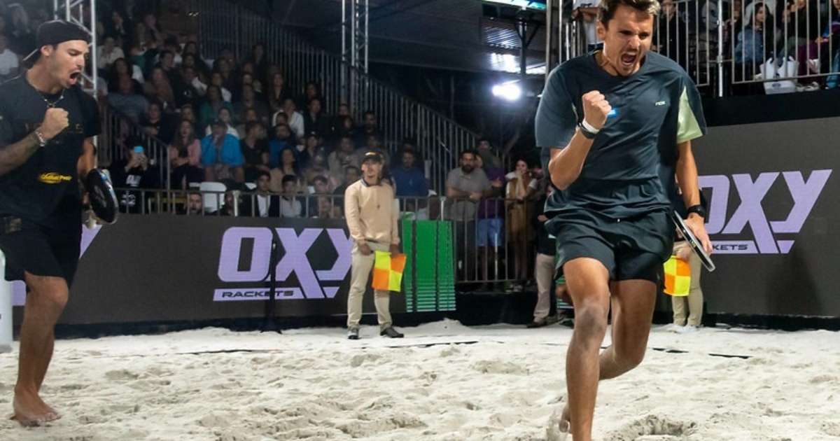 Jogadores de beach tennis competindo no Sand Series São Paulo 2025 na Arena Eztec.