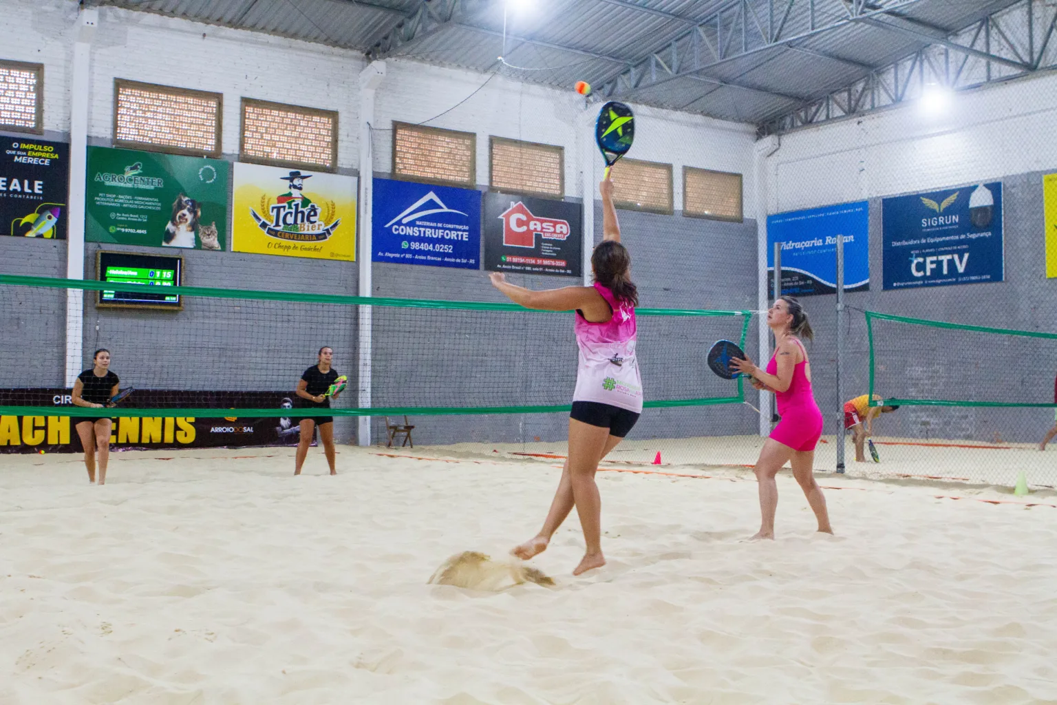 Jogadores de beach tennis competindo no 1º Circuito de Arroio do Sal.