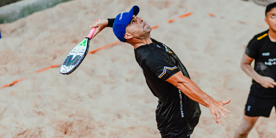 Atletas competindo no Arena Fitness Open de Beach Tennis em São Luís, Maranhão.