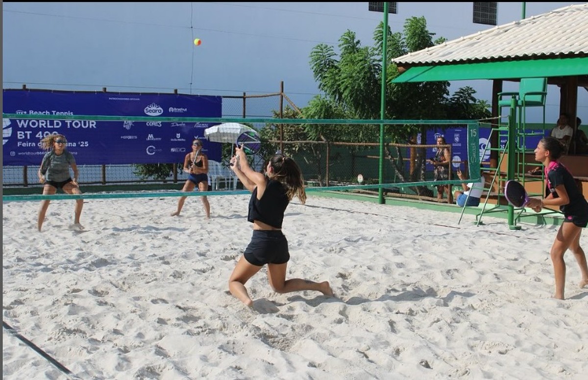 Jogadores de beach tennis competindo no World Tour BT 400 em Feira de Santana.