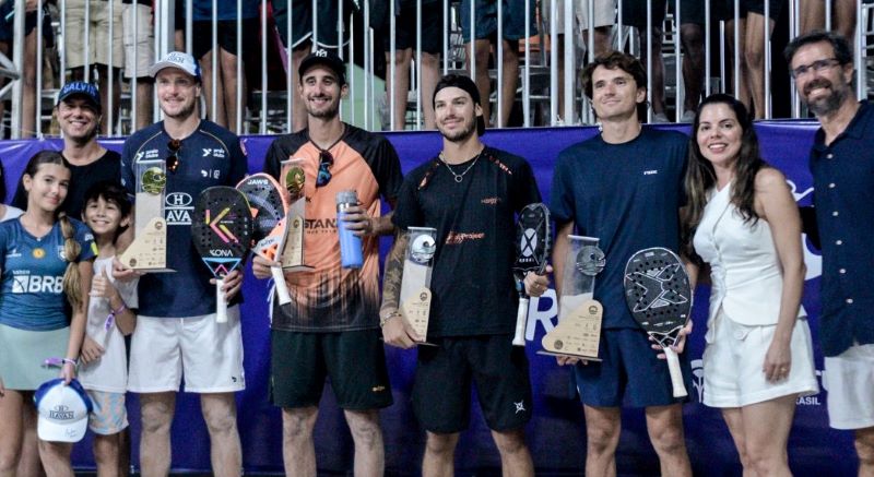 André Baran e Michele Cappelletti celebrando a vitória no ITF BT 400 de beach tennis.