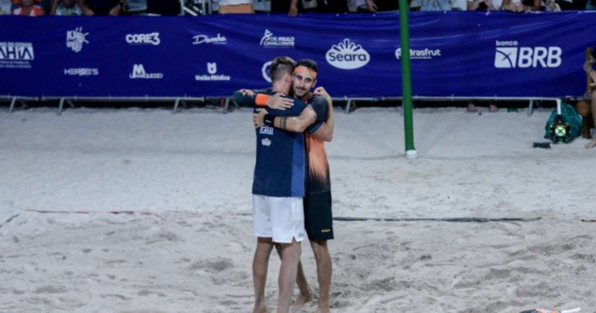 André Baran e Michele Cappelletti celebrando a vitória no ITF BT 400 de Beach Tennis.