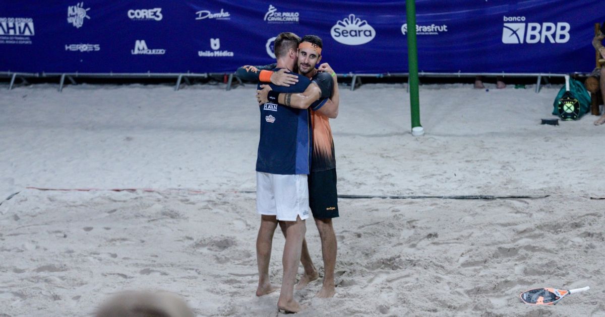 André Baran e Michele Cappelletti celebrando a vitória no ITF BT 400 de Feira de Santana.