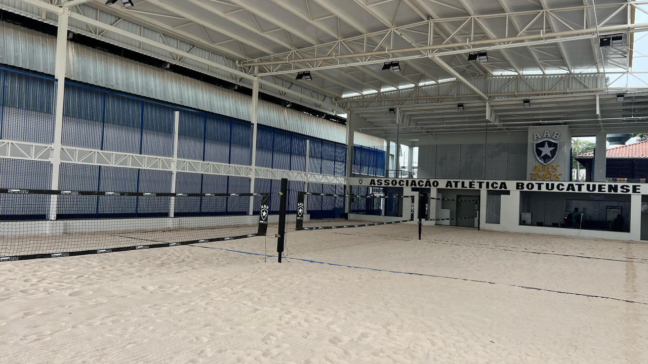 Arena Beach Tennis da AAB com quadras de areia e estrutura moderna.
