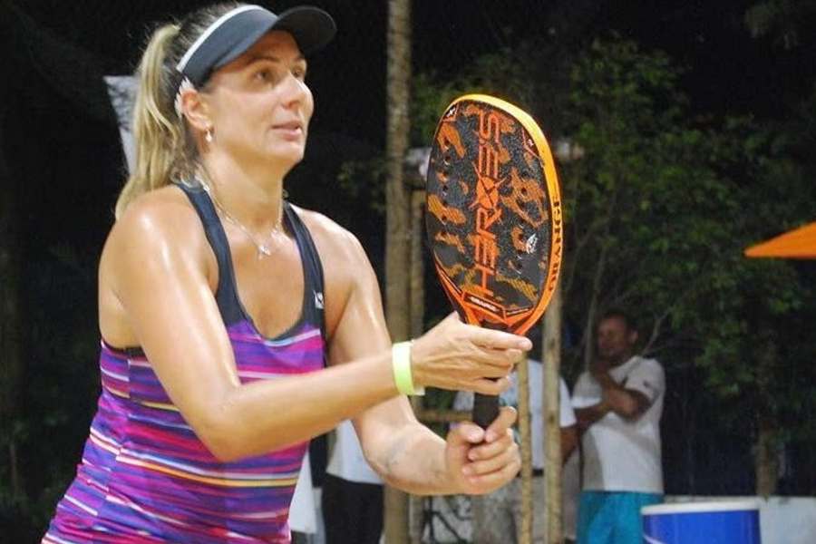 Mulheres jogando beach tennis durante a Copa DDD no Sesc Santo Amaro.
