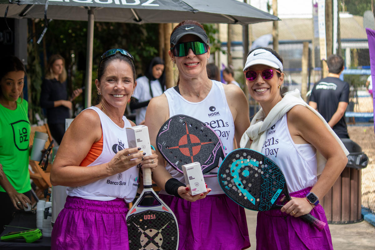 Participantes do Queen’s Day praticando beach tennis e desfrutando de experiências de bem-estar.