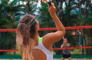 Jogadoras de beach tennis competindo no Desafio 8×8 Garotas BT em Penedo.