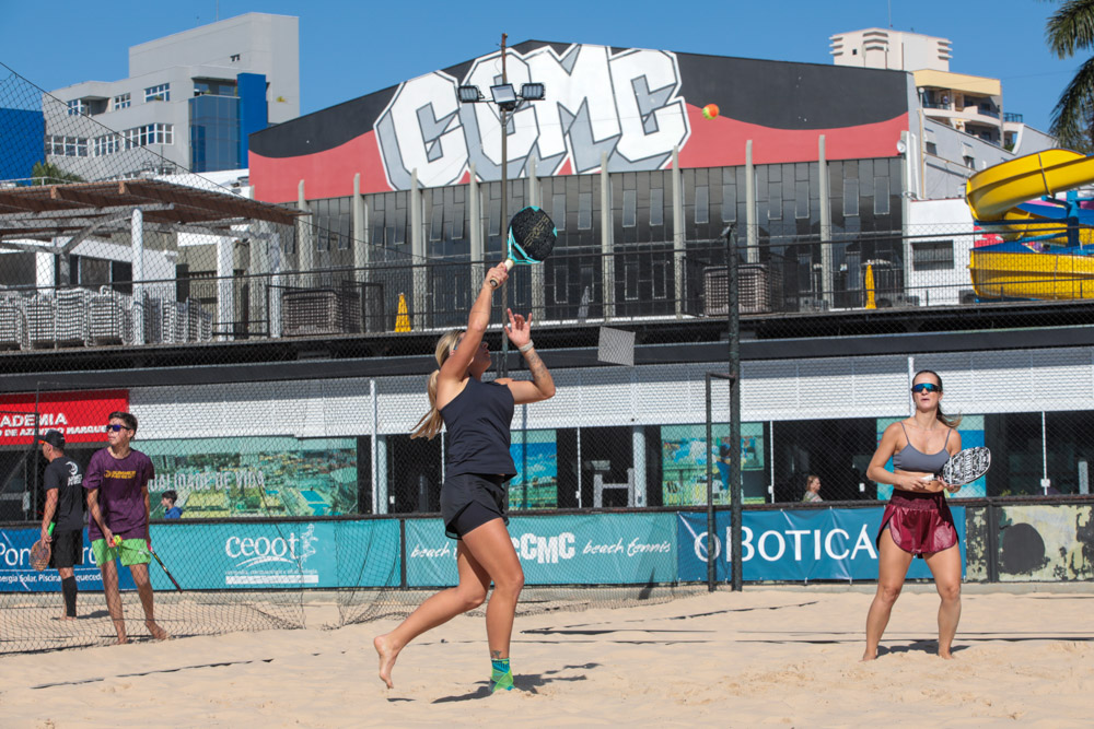 Jogadores de beach tennis competindo em duplas no Clube de Campo de Mogi das Cruzes.