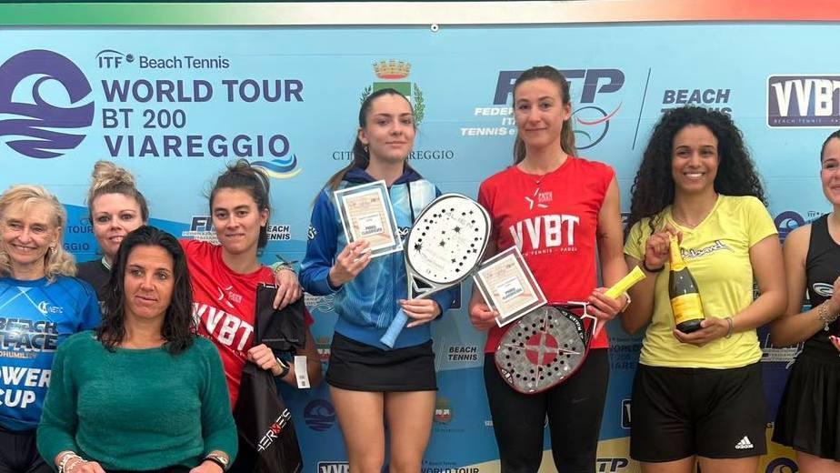 Atletas da Beach Tennis Academy celebrando suas conquistas em torneios na Toscana.