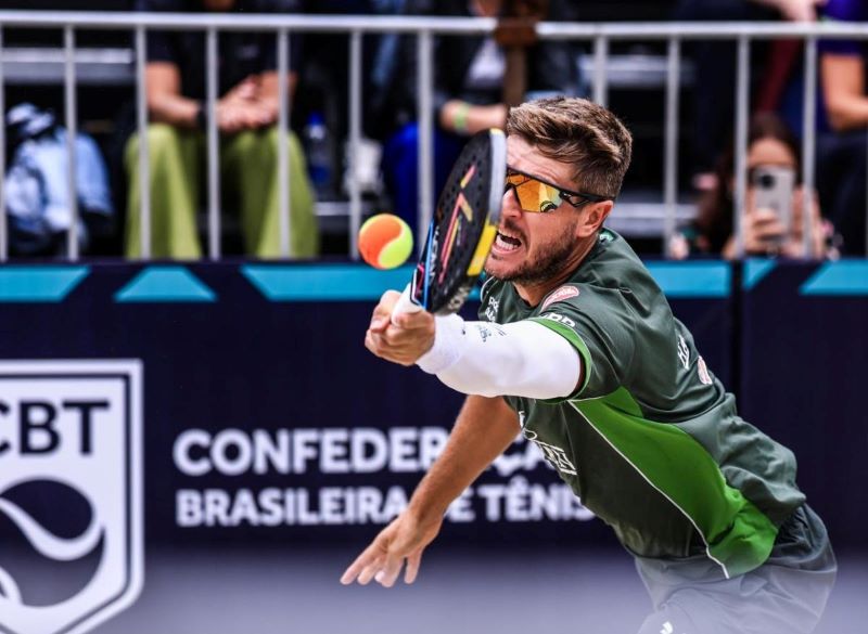 Duplas brasileiras competindo nas semifinais do Sand Series São Paulo de beach tennis.