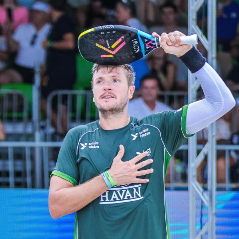 André Baran levantando o troféu após vencer o Sand Series de São Paulo.
