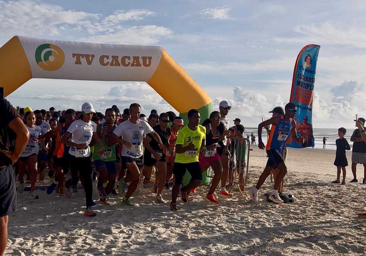 Jogadores de beach tennis competindo na Praia do Sul em Ilhéus.