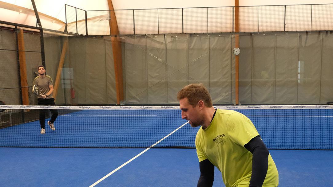 Centro esportivo em Carate com campos de beach tennis e padel.