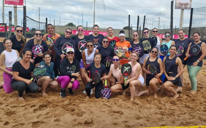 Jogadores competindo no Torneio de Beach Tennis Cinturão Verde em Cianorte.