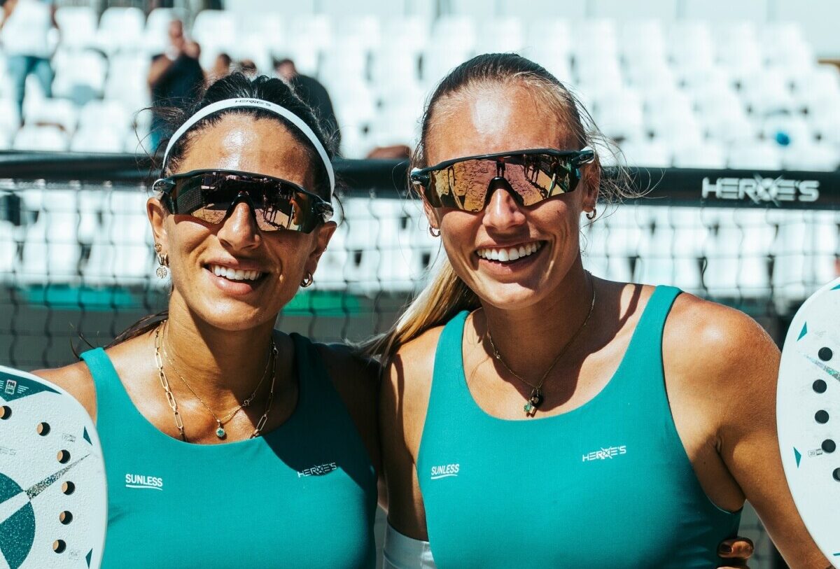 Giulia Gasparri e Ninny Valentini celebrando a vitória no torneio de beach tennis em São Paulo.