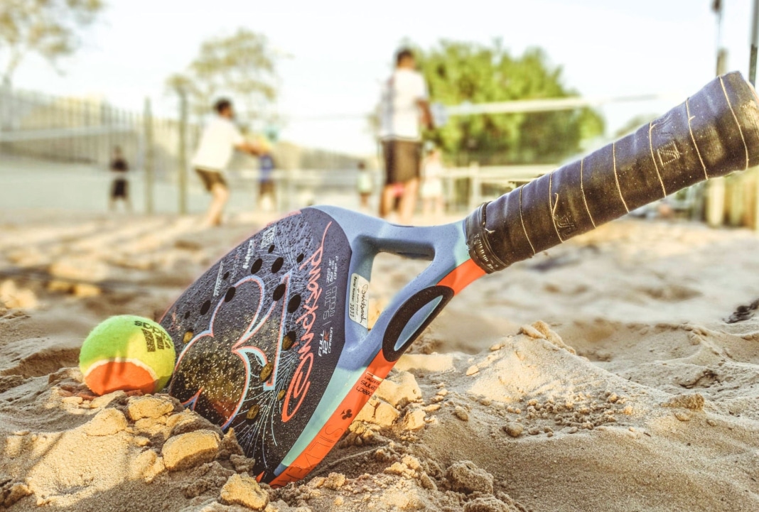 Atletas competindo na 7ª etapa do FET Beach Tennis na Praia da Costa.